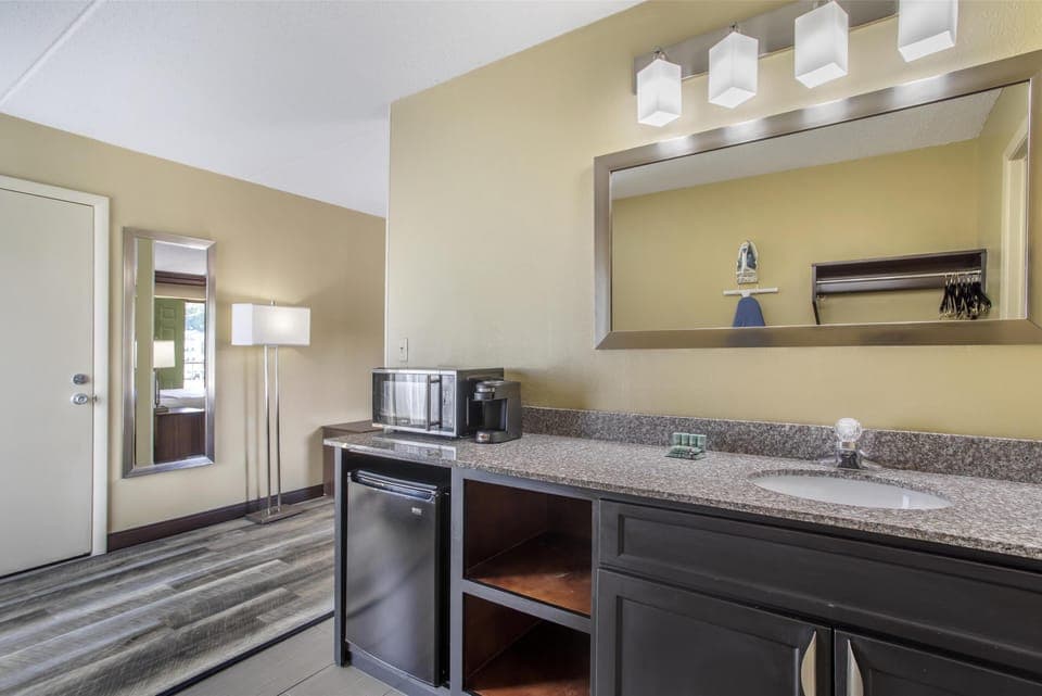 Desk, laptop workspace, iron/ironing board, free WiFi