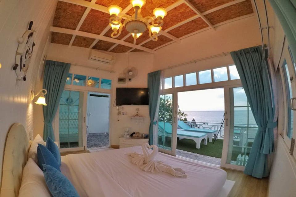 Honeymoon Suite with Sea View | In-room safe, blackout drapes, free WiFi, bed sheets