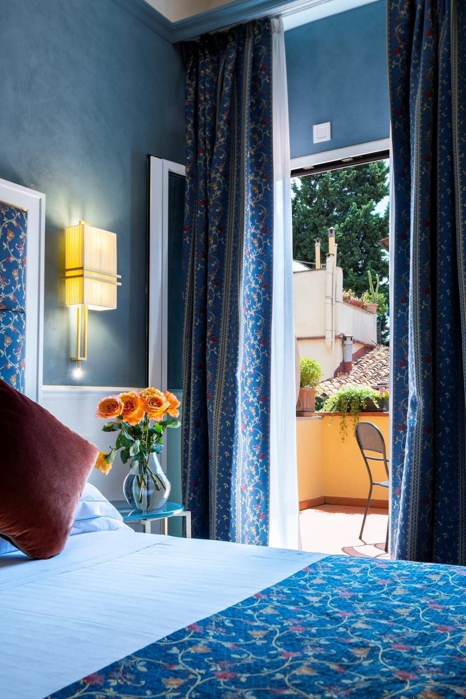 Hypo-allergenic bedding, minibar, in-room safe, desk