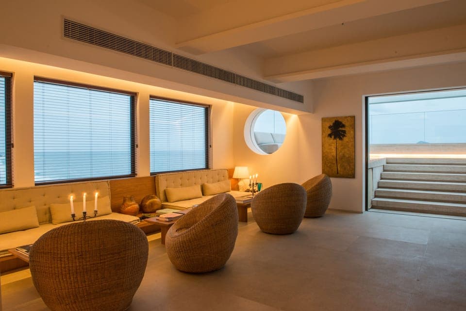 2 bars/lounges, poolside bar