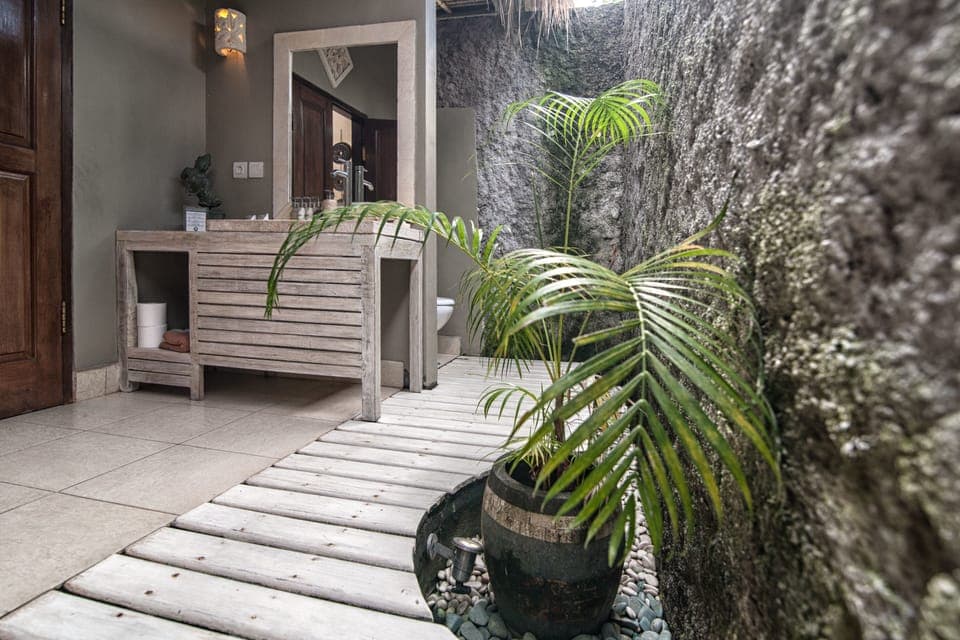 Deluxe Double or Twin Room | Bathroom | Shower, rainfall showerhead, free toiletries, hair dryer