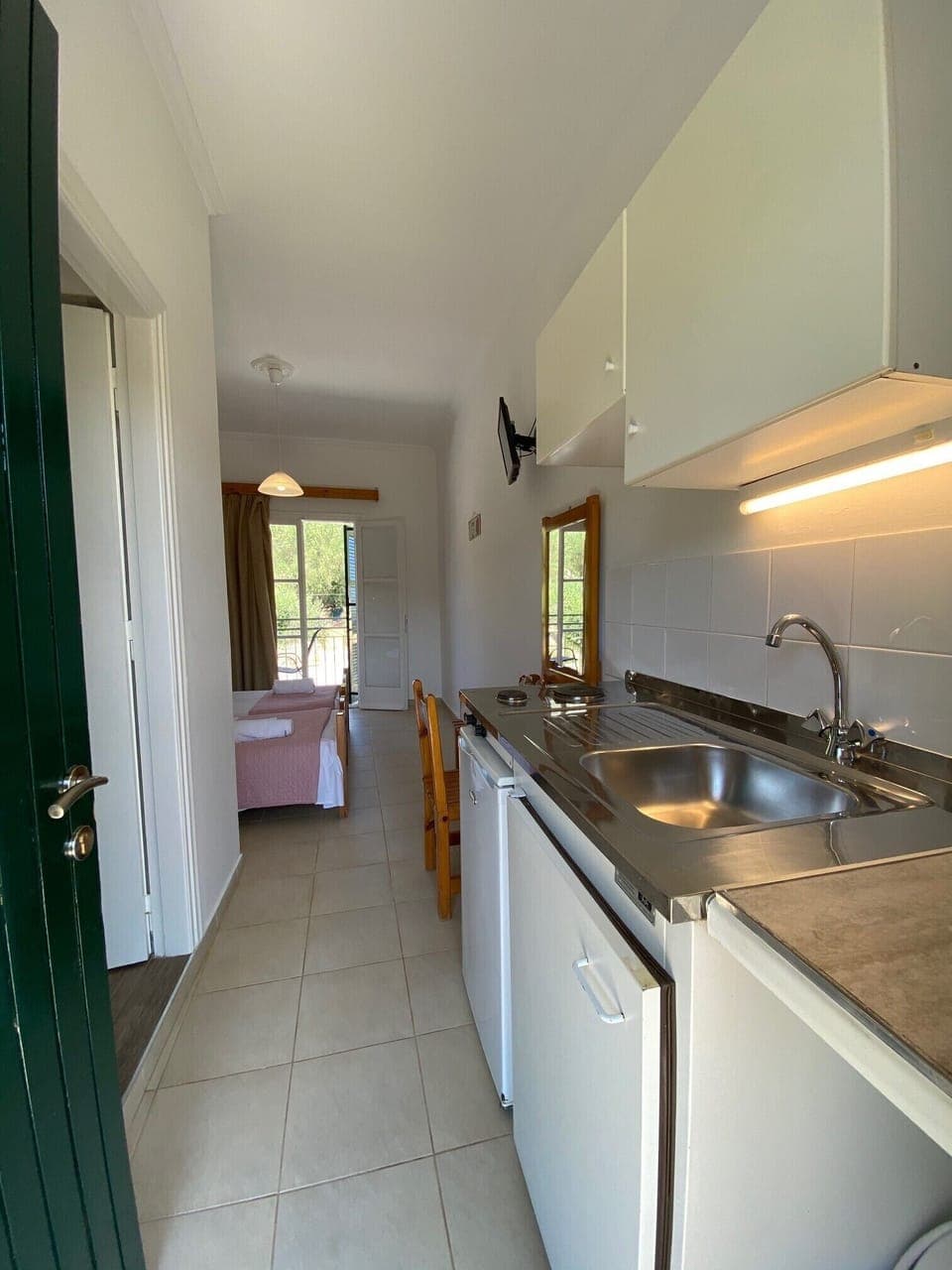Studio | Private kitchenette | Fridge, stovetop, electric kettle, cookware/dishes/utensils