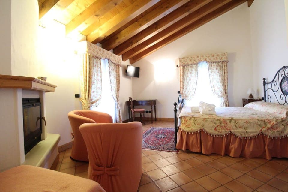 Individually furnished, desk, free WiFi