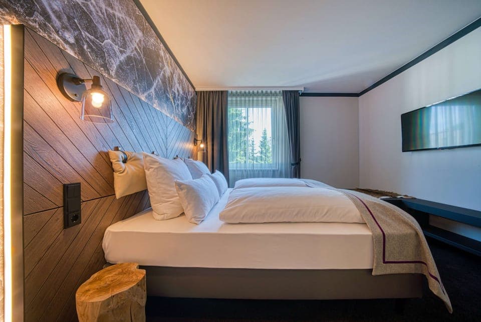 Hypo-allergenic bedding, in-room safe, desk, soundproofing