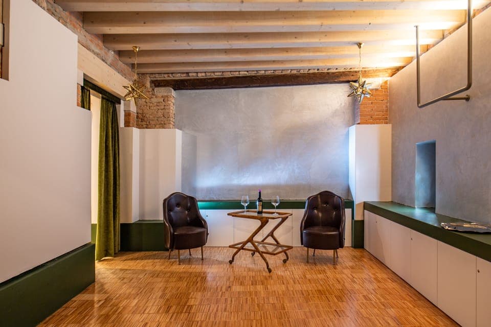 Apartment on the Grand Canal | Down comforters, minibar, in-room safe, desk