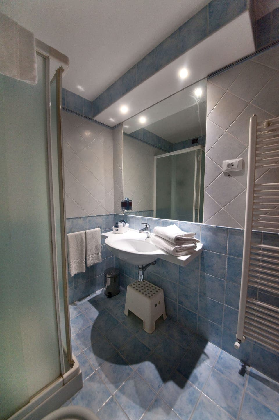 Superior Double Room | Bathroom | Combined shower/tub, hair dryer, bidet, towels