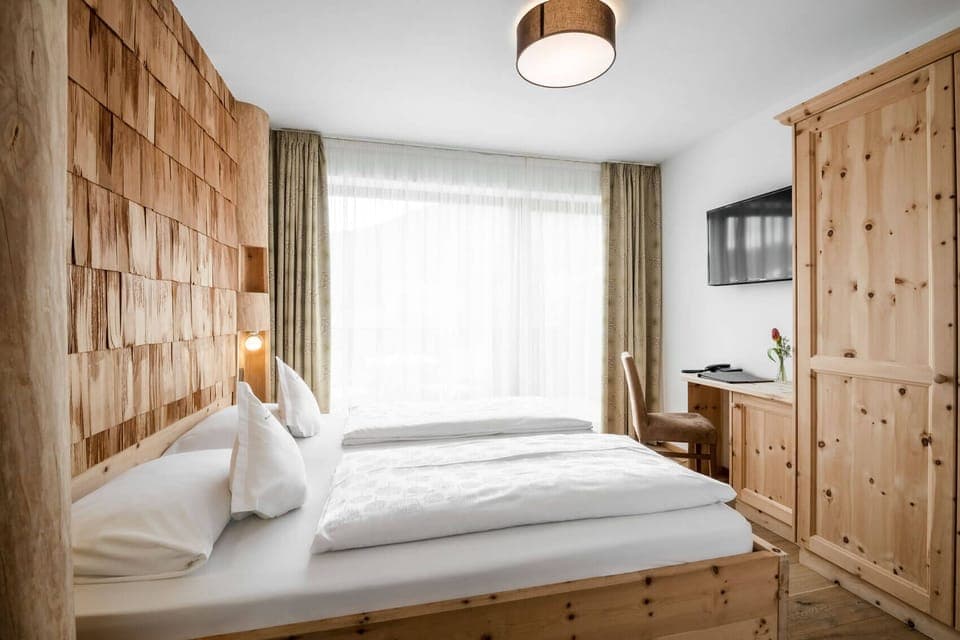 Comfort Room | Premium bedding, down comforters, in-room safe, individually decorated