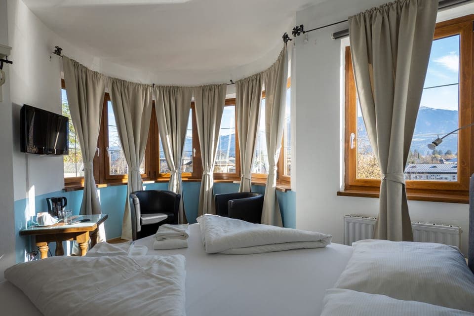 Deluxe Double Room, Ensuite, Mountain View