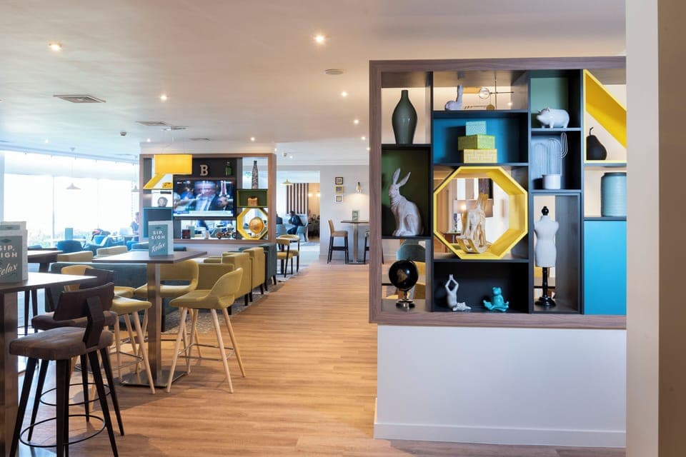 Serves breakfast, lunch, and dinner