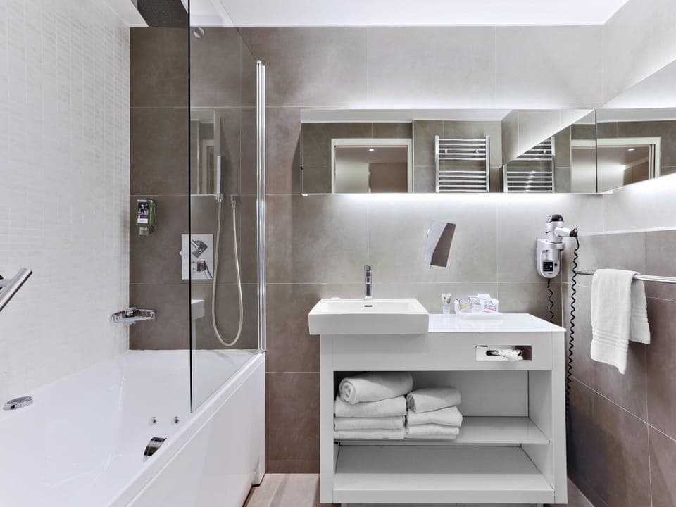 Suite, 1 Double Bed with Sofa bed | Premium bedding, in-room safe, desk, laptop workspace