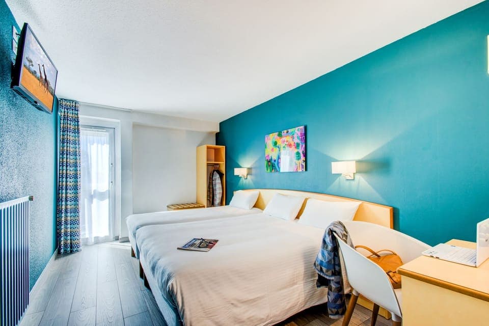 Triple Room | Desk, soundproofing, iron/ironing board, free WiFi