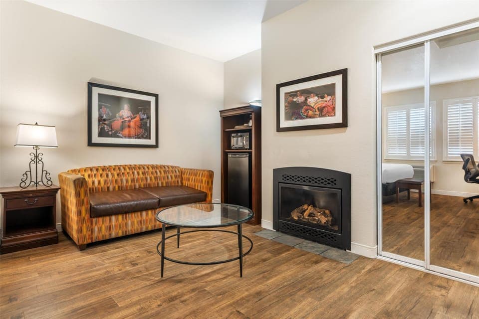 Room, 1 King Bed, Non Smoking, Jetted Tub (Larger Room) | Blackout drapes, iron/ironing board, cribs/infant beds, free WiFi