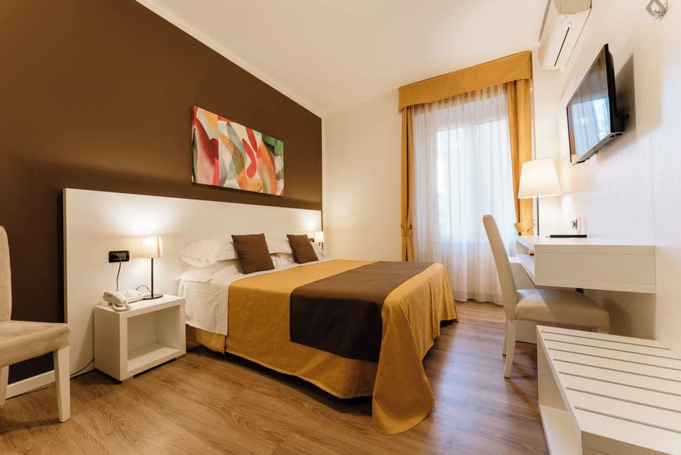 Classic Double or Twin Room | Minibar, in-room safe, desk, free WiFi