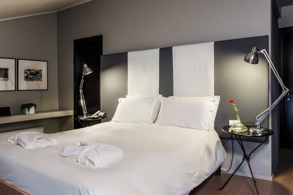 Comfort Room, 1 Queen Bed, Attic (10 stairs) | Frette Italian sheets, premium bedding, down comforters, minibar