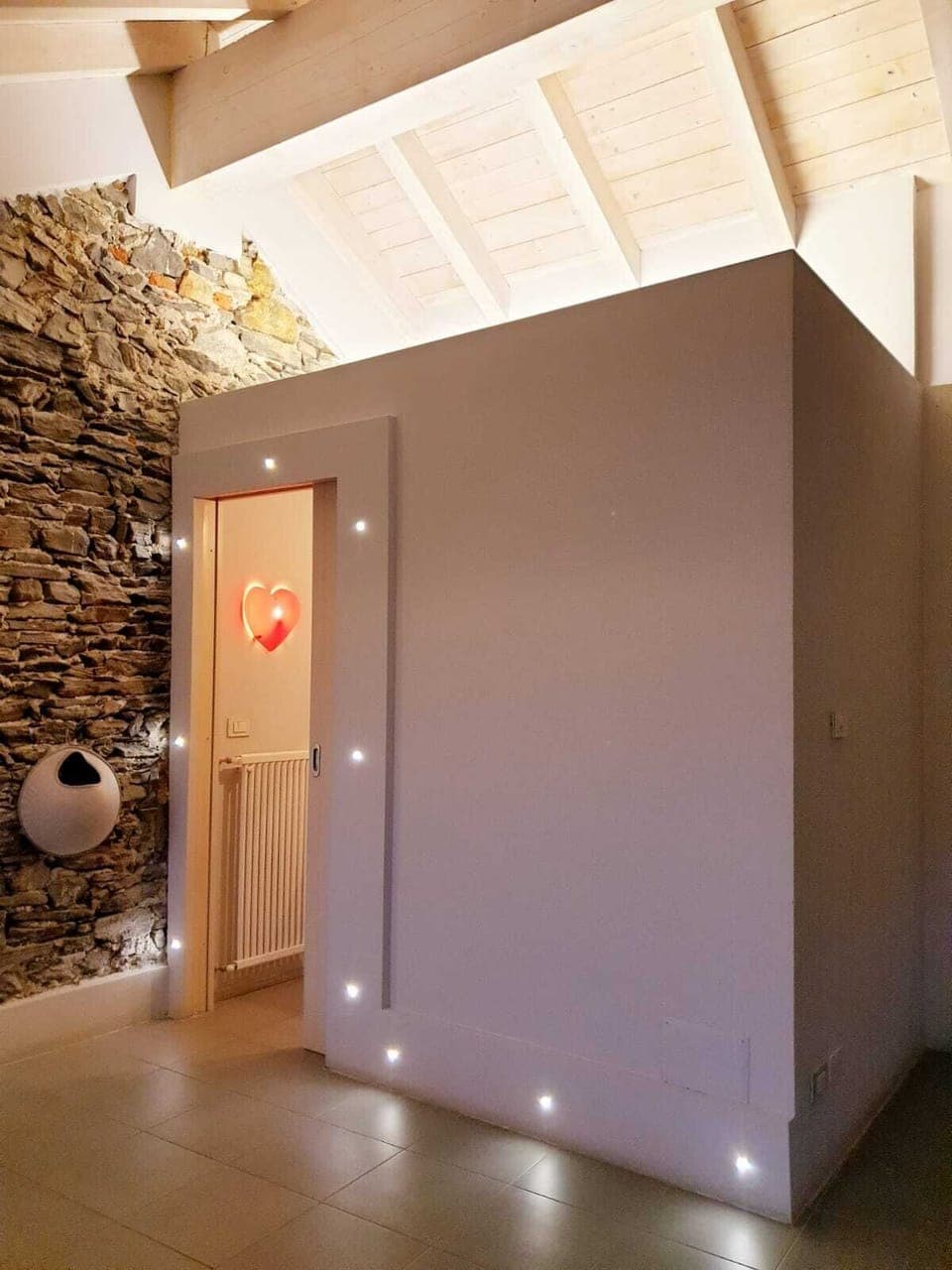 Junior Suite | Bathroom | Shower, rainfall showerhead, free toiletries, hair dryer