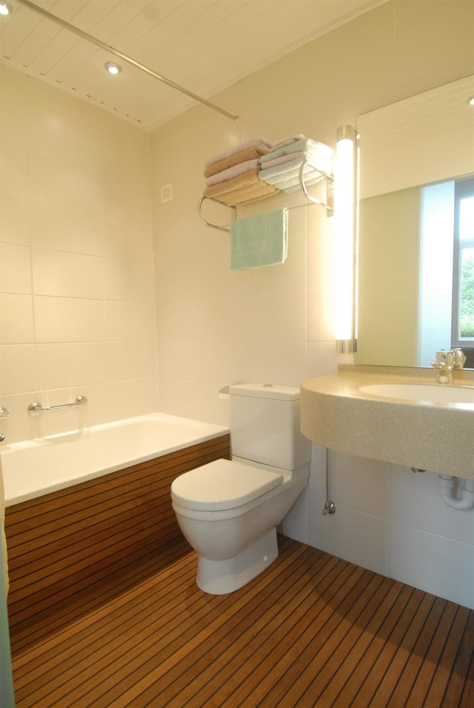 Family Room | Bathroom | Shower, free toiletries, hair dryer, towels