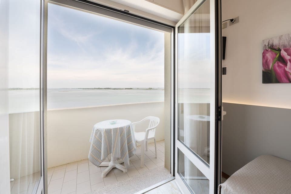 Single Room | In-room safe, desk, free WiFi, bed sheets