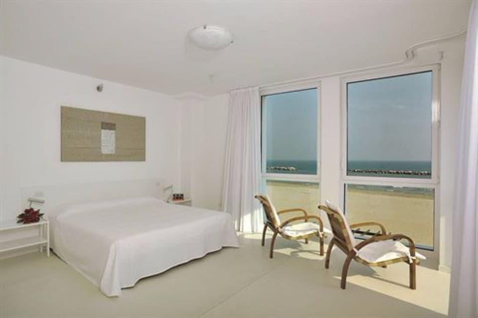 Minibar, in-room safe, individually decorated, individually furnished