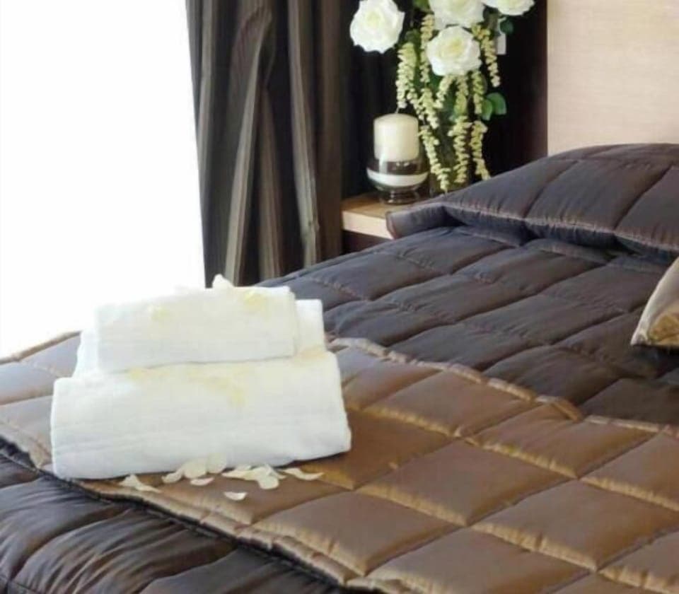 Frette Italian sheets, minibar, in-room safe, desk