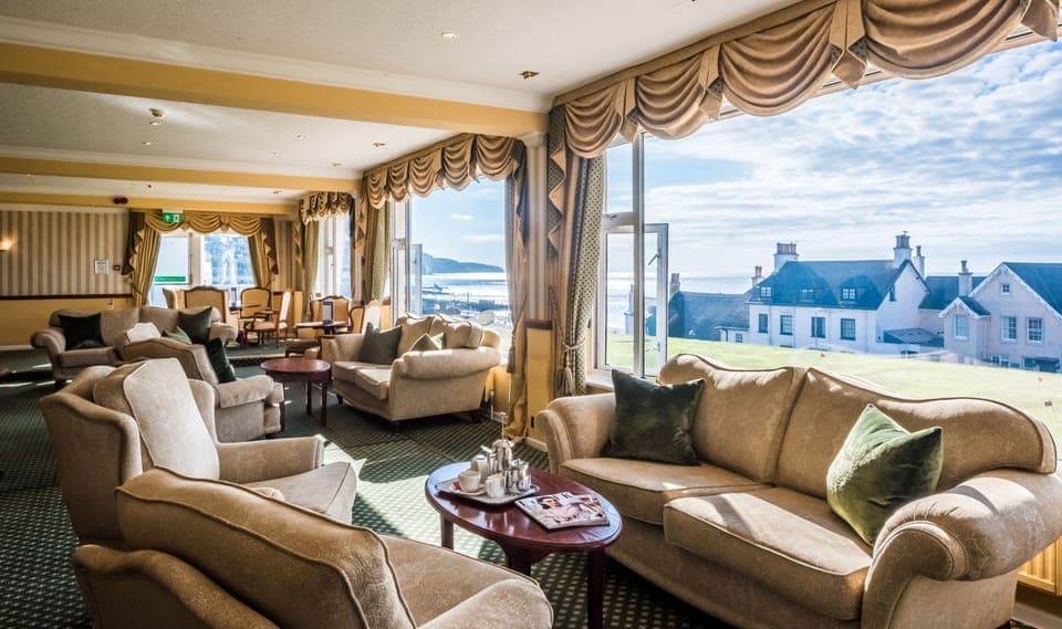 3 bars/lounges, poolside bar