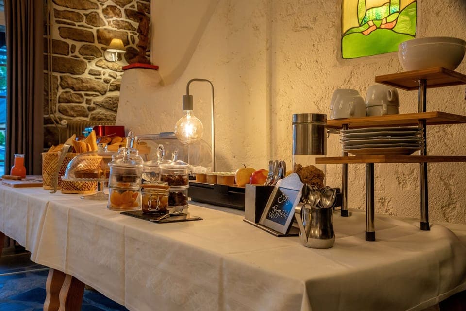 Cooked-to-order breakfast on weekends (EUR 12 per person)