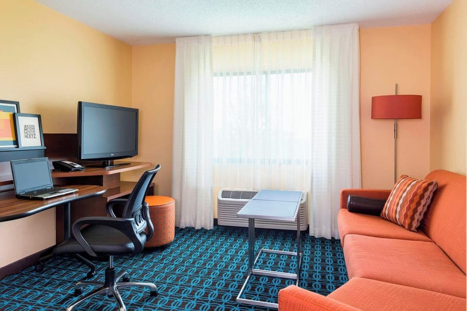Executive Suite, 1 King Bed with Sofa bed | Living area | 44-inch LCD TV with digital channels, TV, Netflix