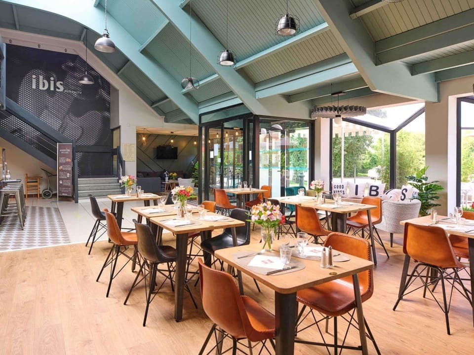 Dinner served, Regional cuisine, alfresco dining 