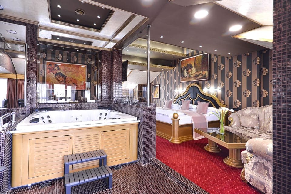 Premium bedding, in-room safe, desk, blackout drapes