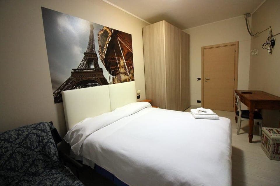 Standard Double Room | Cribs/infant beds, free WiFi, bed sheets