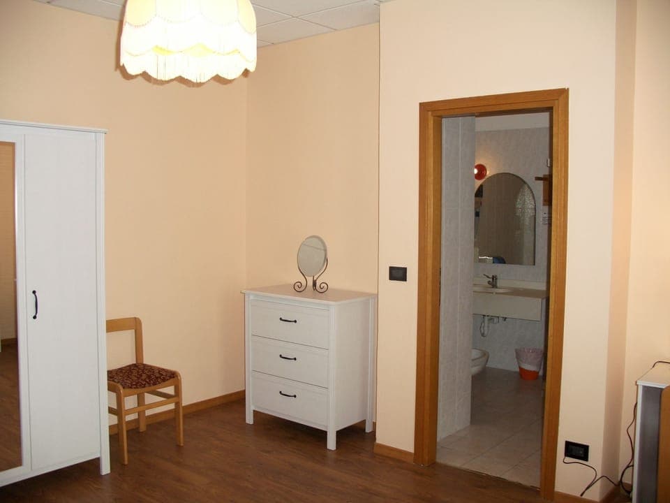 Double or Twin Room | In-room safe, desk, free cribs/infant beds, bed sheets