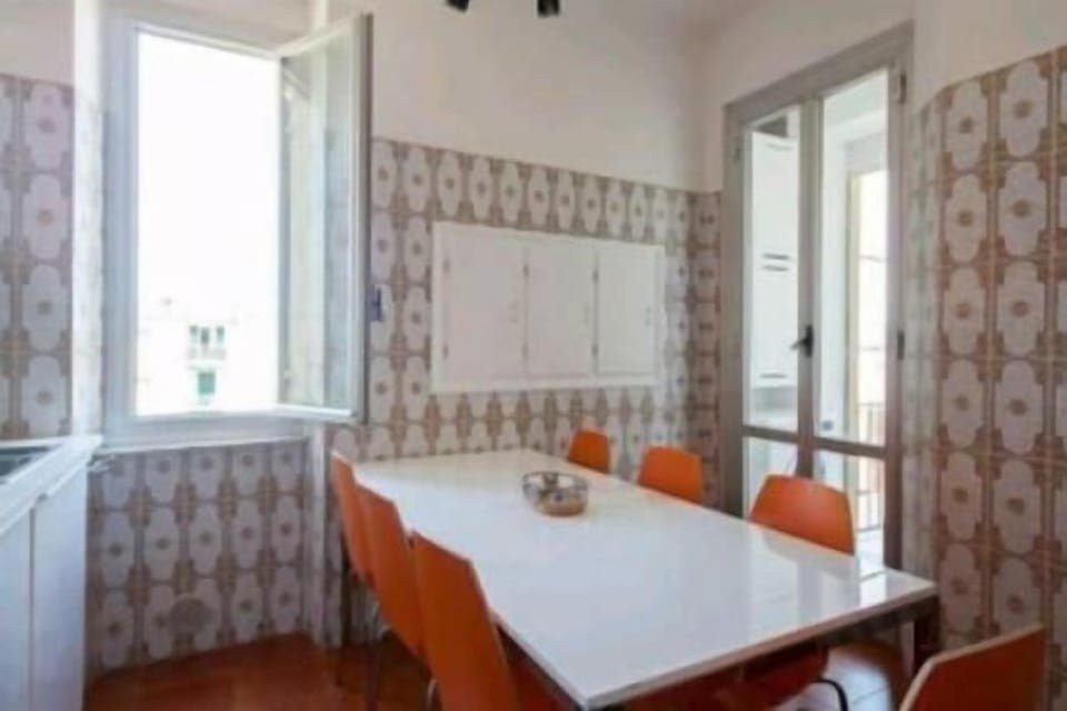 Full-size fridge, microwave, oven, stovetop