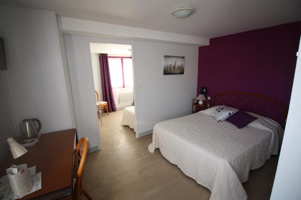 Triple Room | Individually decorated, individually furnished, desk, blackout drapes