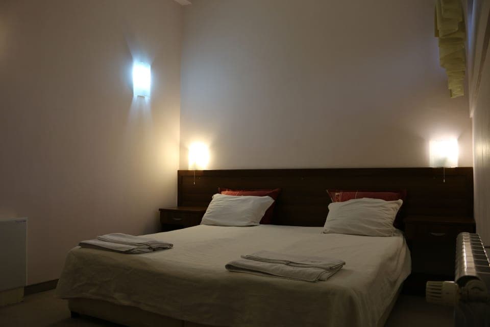 Standard Apartment | Minibar, in-room safe, desk, blackout drapes