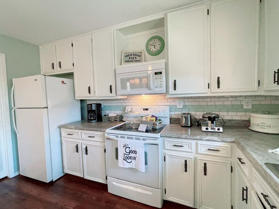 Perfectly stocked kitchen - huge assortment of utensils & cookware! 