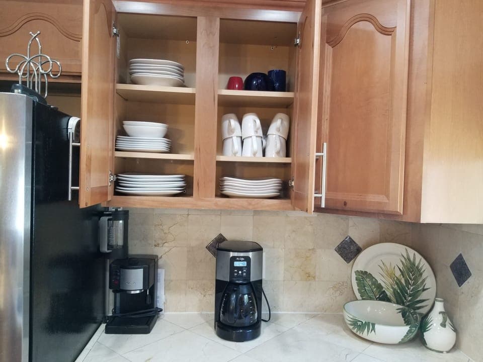 Dishes #12-15 glass/ plasticware.. Keurig fullpot and single pods ,french press