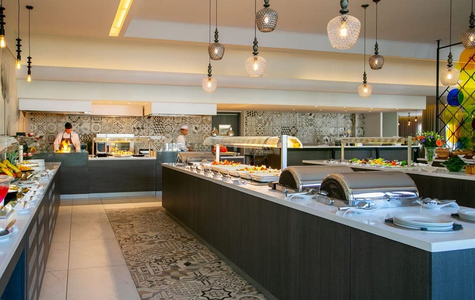 3 restaurants, breakfast served