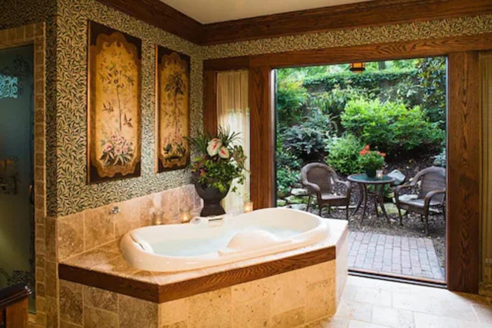  Cloister | Bathroom | Separate tub and shower, jetted tub, rainfall showerhead