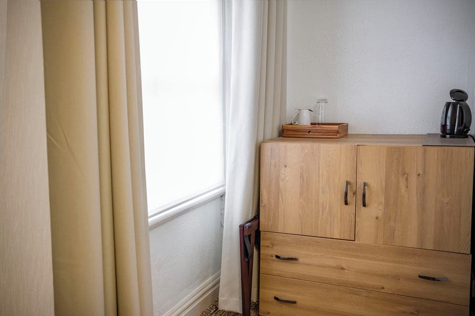 Comfort Single Room - 2nd Floor | Premium bedding, desk, iron/ironing board, free wired internet