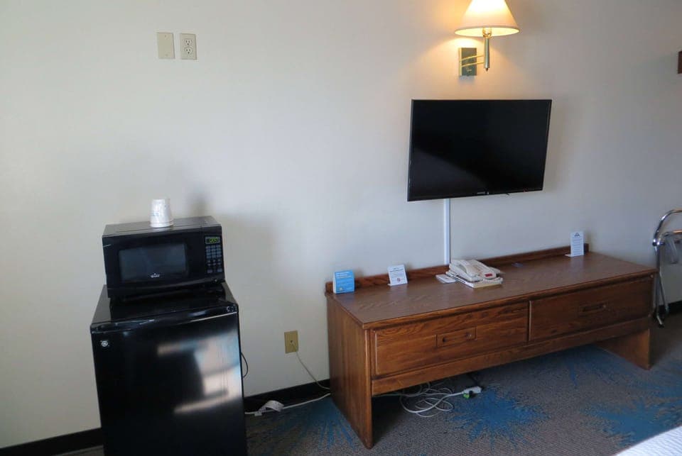 Standard Room, 1 King Bed | Desk, blackout drapes, iron/ironing board, free cribs/infant beds