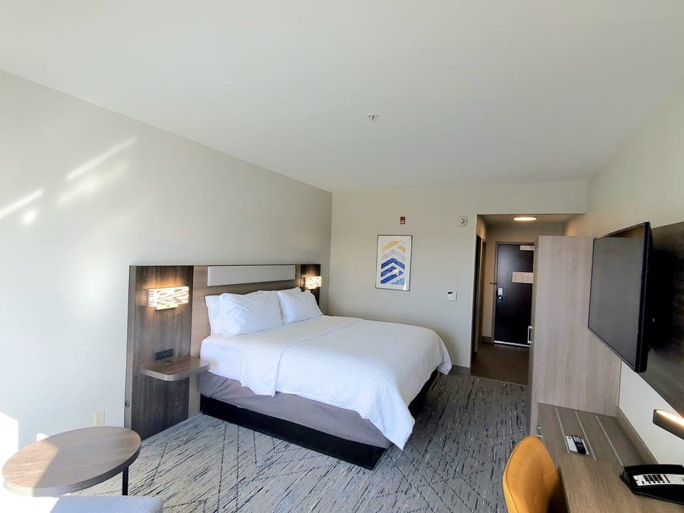 Standard Room, 1 King Bed | Desk, iron/ironing board, free cribs/infant beds, free WiFi