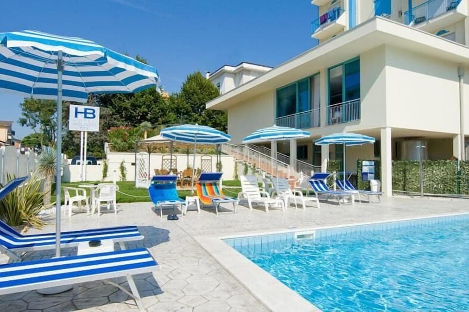 Outdoor pool, pool umbrellas, sun loungers