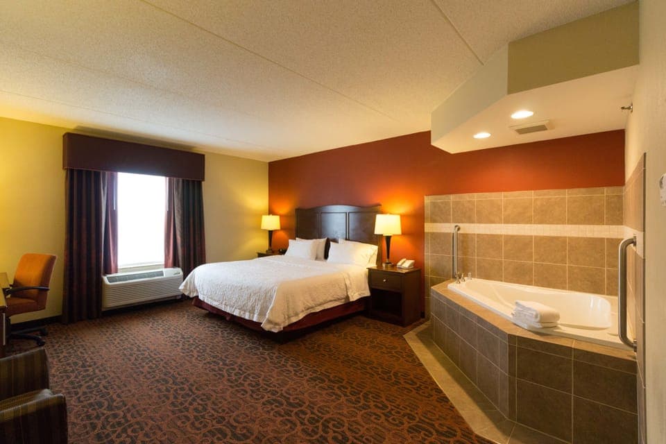 Room, 1 King Bed, Non Smoking, Jetted Tub | Premium bedding, pillowtop beds, in-room safe, desk