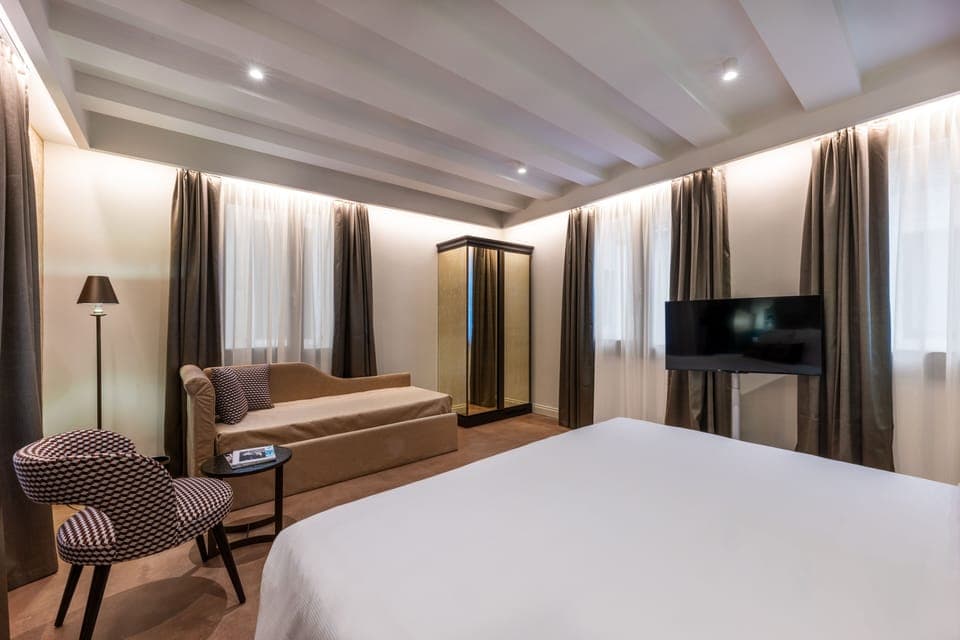 Junior Studio Suite | Down comforters, minibar, in-room safe, soundproofing