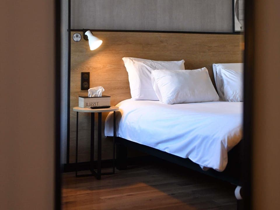 Standard Room, 1 Double Bed | In-room safe, desk, soundproofing, iron/ironing board