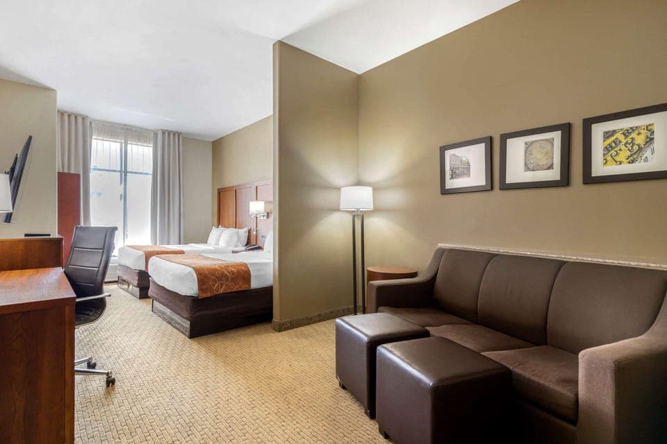 Suite, Non Smoking | Premium bedding, down comforters, desk, laptop workspace