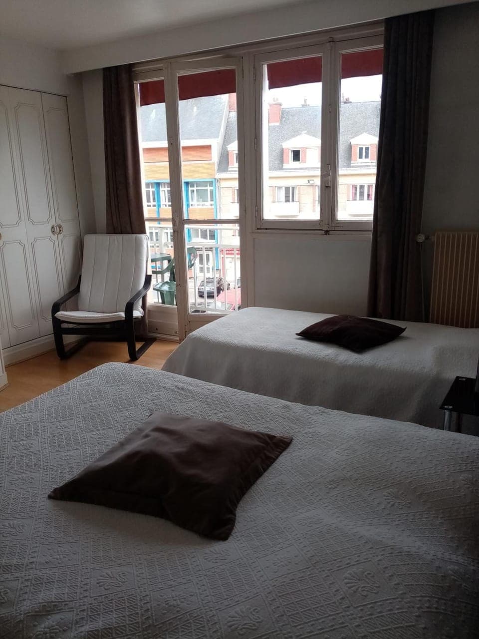 Premium bedding, blackout drapes, free WiFi, bed sheets