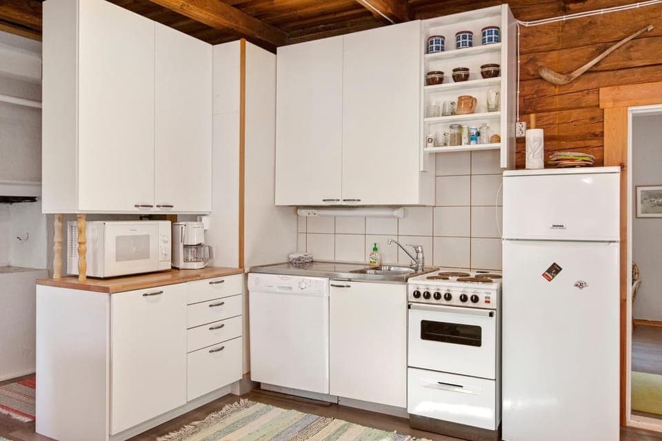 Cottage, Sauna | Private kitchen | Full-size fridge, microwave, oven, stovetop