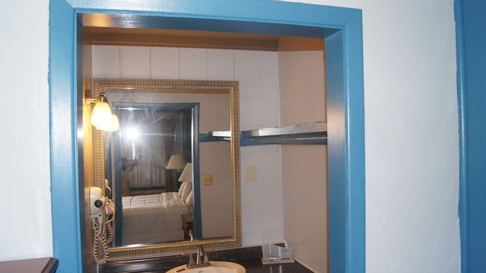 Standard Single Room, 1 King Bed | Bathroom sink