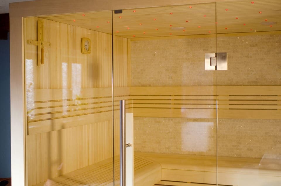 Sauna, hot tub, steam room