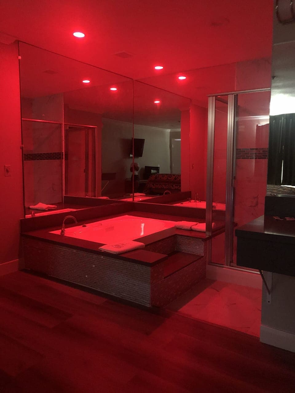 Standard Room, 1 King Bed, Jetted Tub | Free WiFi, bed sheets, wheelchair access